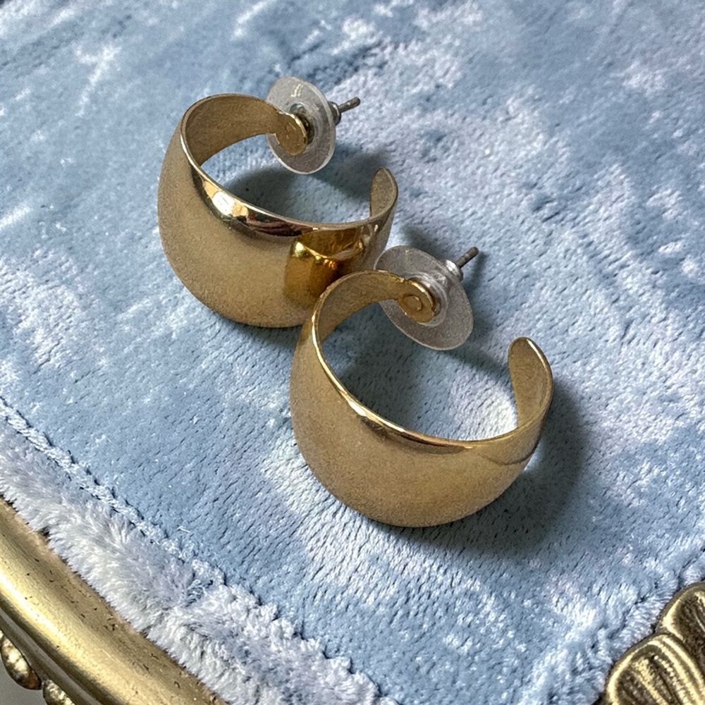 Vintage Classic Gold Tone Pierced Hoop Earrings